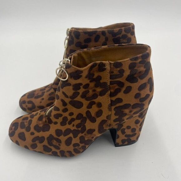 New Comfort Brand Leopard Print Velvet Chunk Heel Booties 8 - Picture 3 of 10